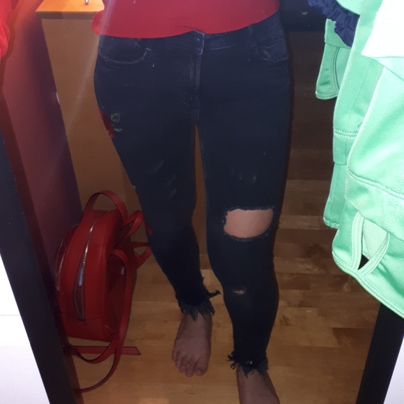 Zara's embroidered roses low-rise black jeans - Picture 3 of 4